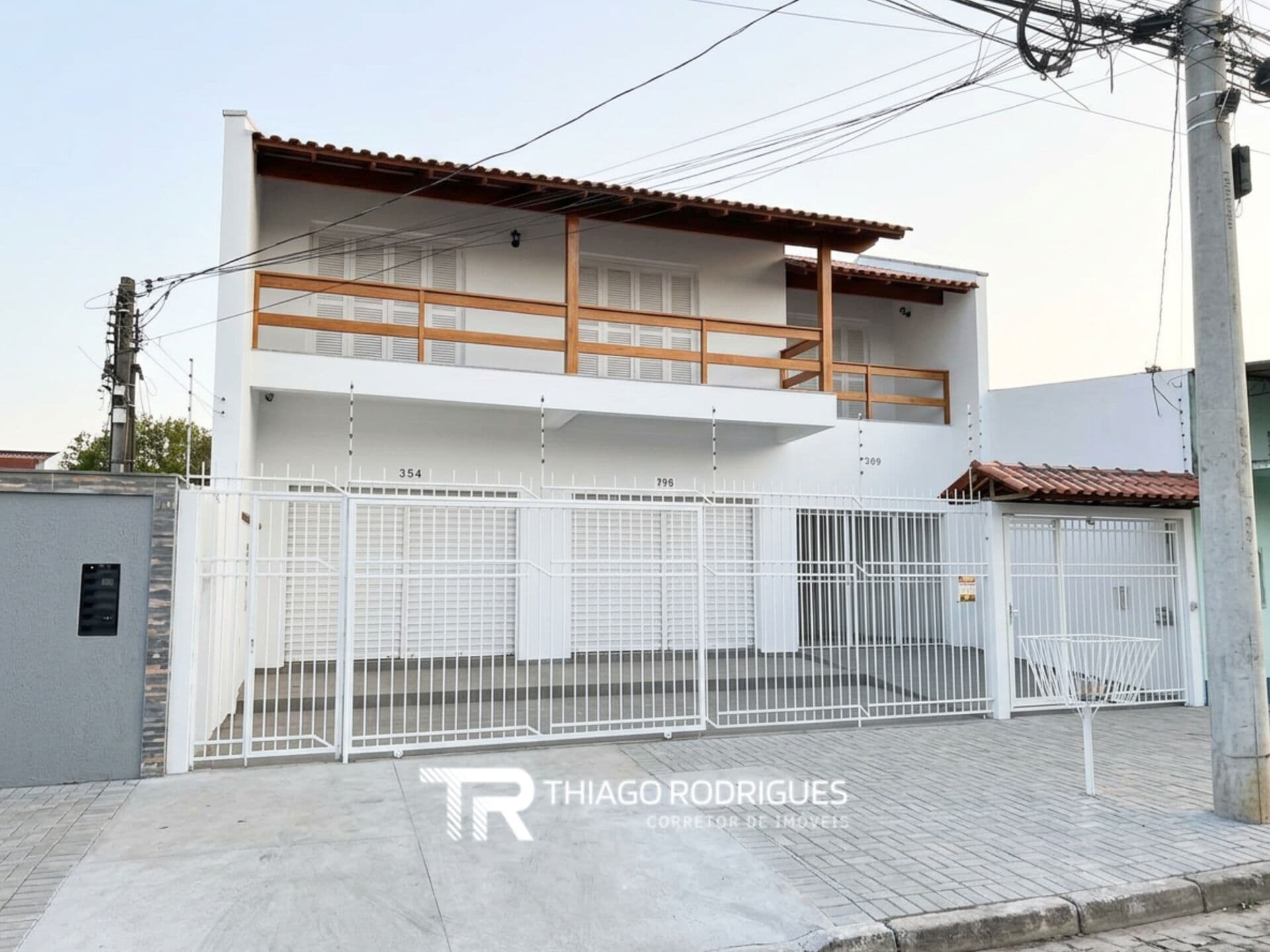 Casa à venda no bairro Niterói em Canoas com lojas comerciais, amplo terreno e excelente potencial de renda
