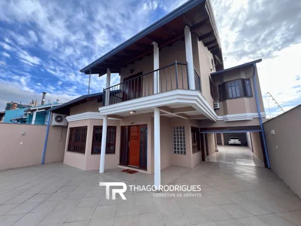 Casa semi mobiliada à venda no Centro de Canoas com 340 m², 3 suítes, piscina e espaço gourmet