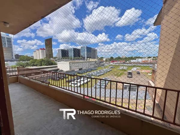 Apartamento à venda com 2 dormitórios no Centro de Canoas, 75 m², sacada e vaga de garagem