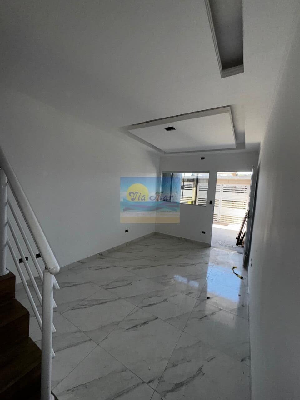 CASA SOBREPOSTA COM LINDO ACABAMENTO NO TUDE BASTOS