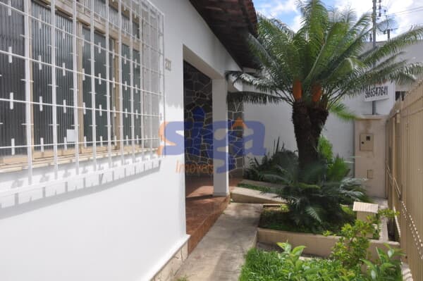 Casa com excelente localização no Centro