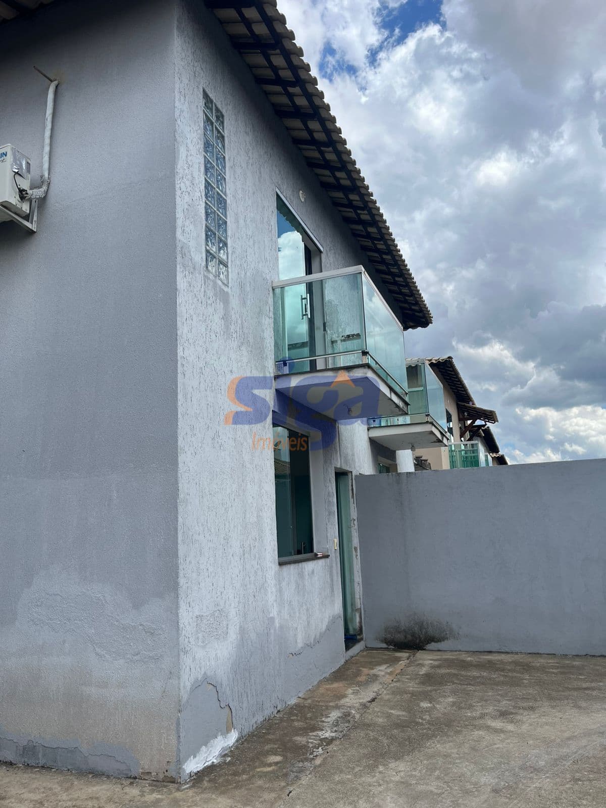 🏠✨ Oportunidade Única! Casa Duplex à Venda com 2 Quartos, 4 Vagas e Localização Estratégica!