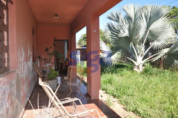 Casa com grande terreno no centro da cidade
