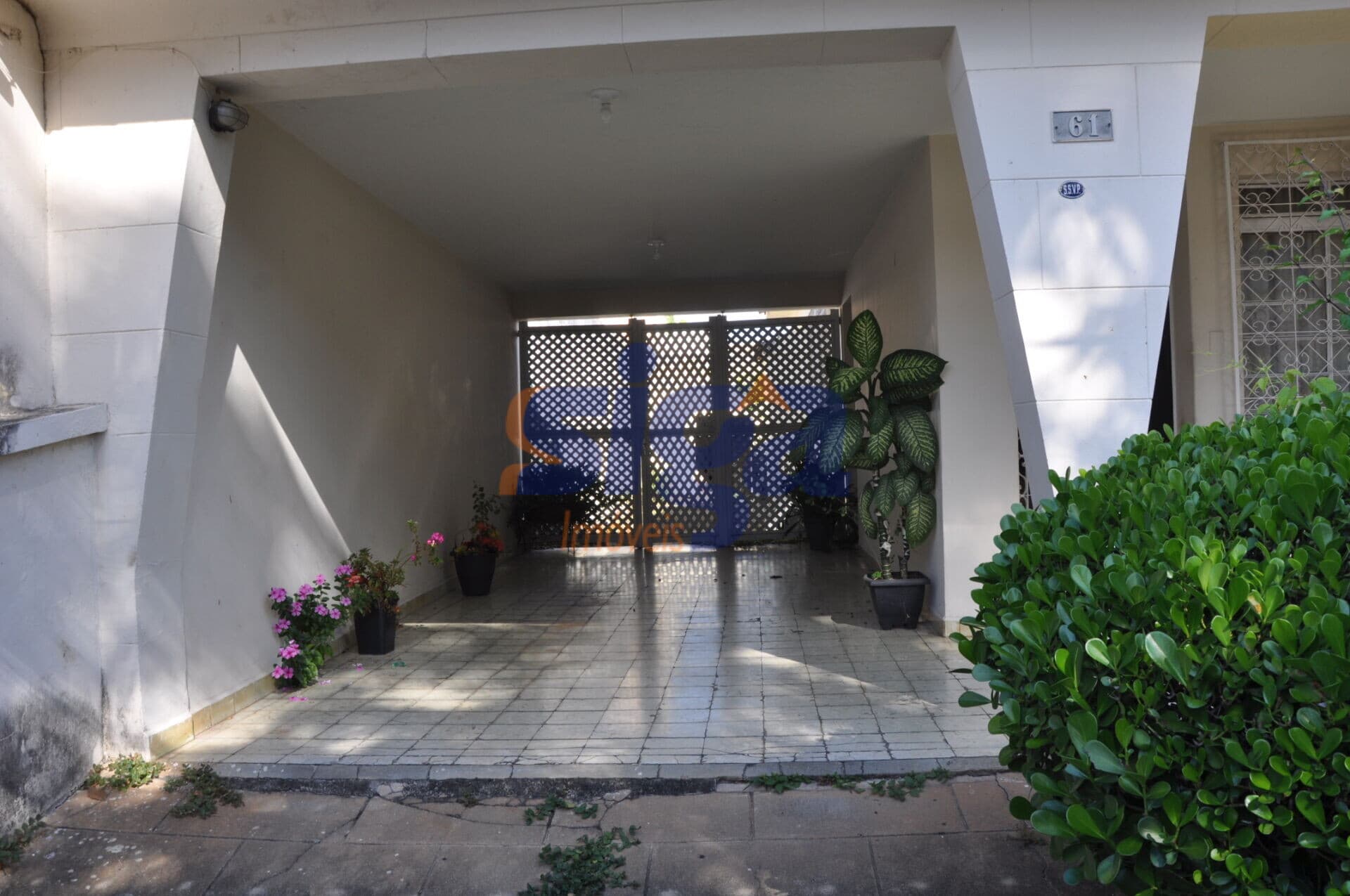 Casa ampla e quintal, com excelente localização