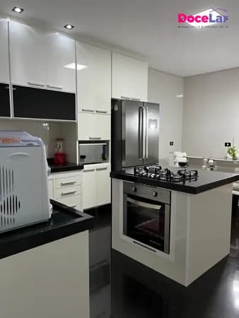 Sobrado com 3 suítes e elevador