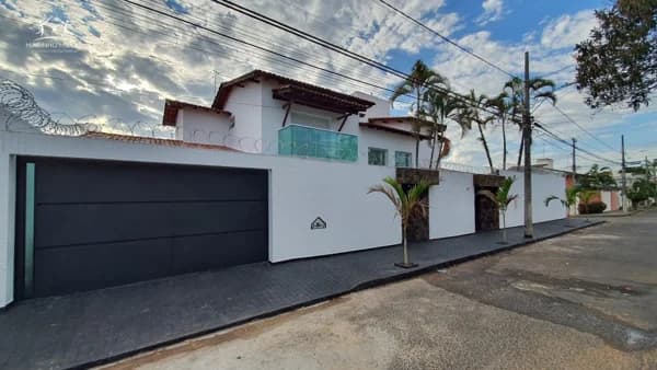 Sobrado Alto Padrão para Venda em Vigilato Pereira Uberlândia-MG