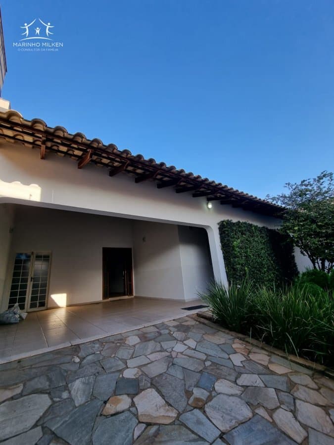 Casa Padrão para Venda em Santa Mônica Uberlândia-MG