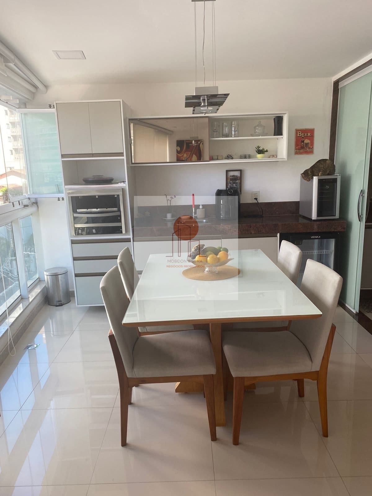 Excelente apartamento com 2 quartos, montado e decorado na quadra do mar em Itapuã..