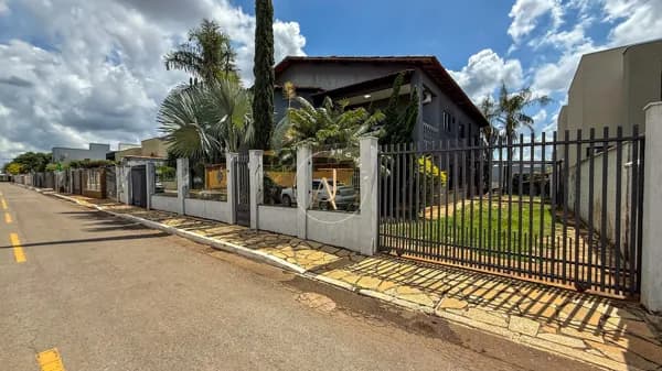 SOBRADO EM VICENTE PIRES COM 4 SUÍTES RUA 12 SAÍDA ESTRUTURAL