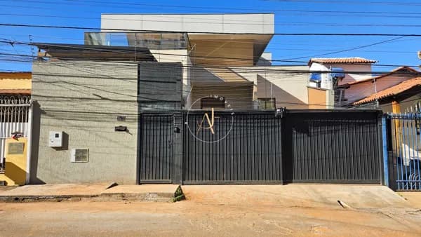 CASA NO CORAÇÃO DO GUARÁ II – QE 30 - MODEDRNA 4 QUARTOS SENDO 2 SUÍTES