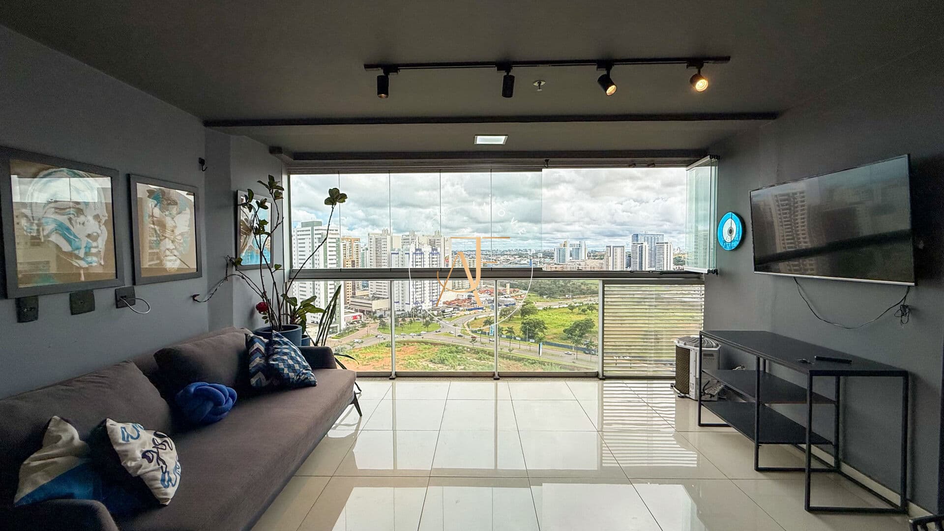 APARTAMENTO REFORMADO - DF PLAZA - MOBILIADO E DECORADO - 01 QUARTO - ANDAR ALTO - VISTA LIVRE