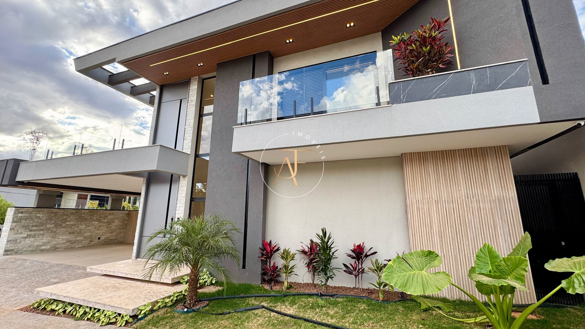 CASA MODERNA NO JOCKEY CLUB COM 4 SUÍTES TERRENO ESCRITURADO