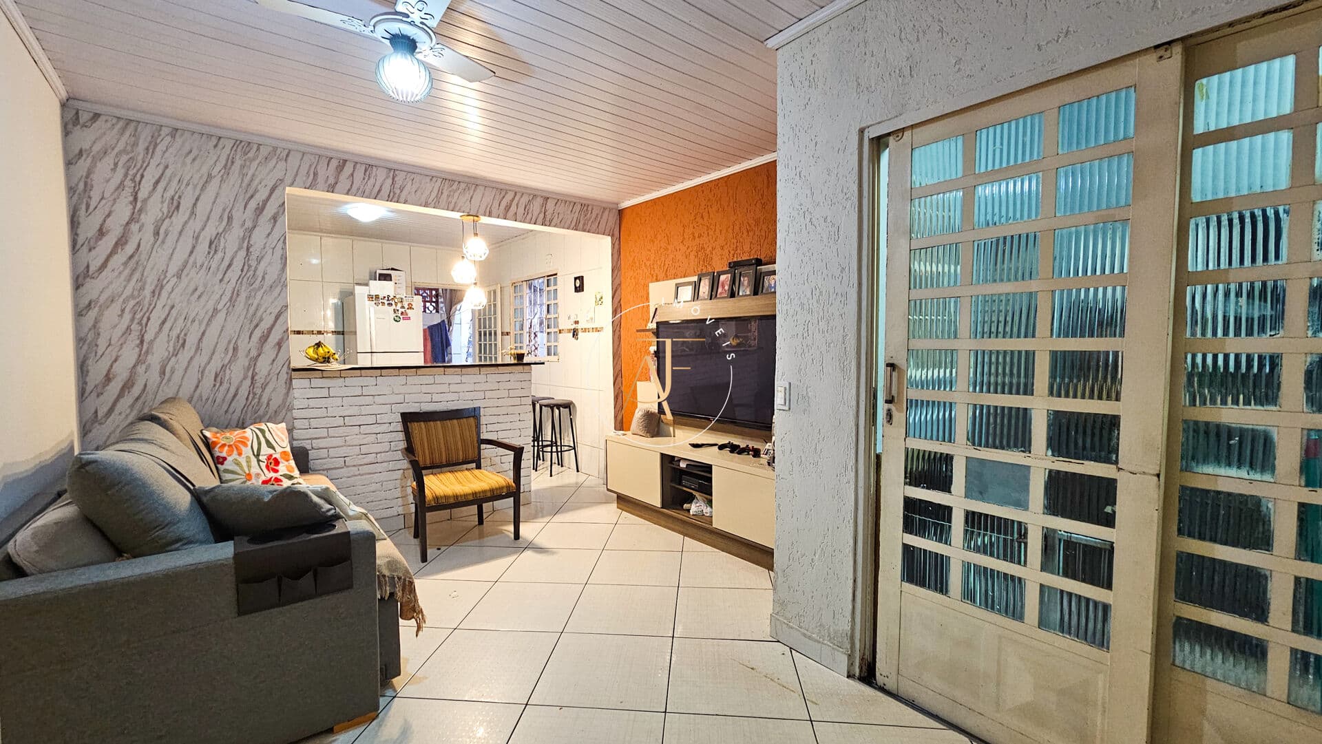 QR 4 - Casa térrea com 3 quartos - 1 vaga - Candangolândia