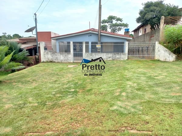 Vende-se Casa contendo 03 Dormitório, terreno todo murado, Localizada no bairro Santa Luzia em Colorado do Oeste/RO