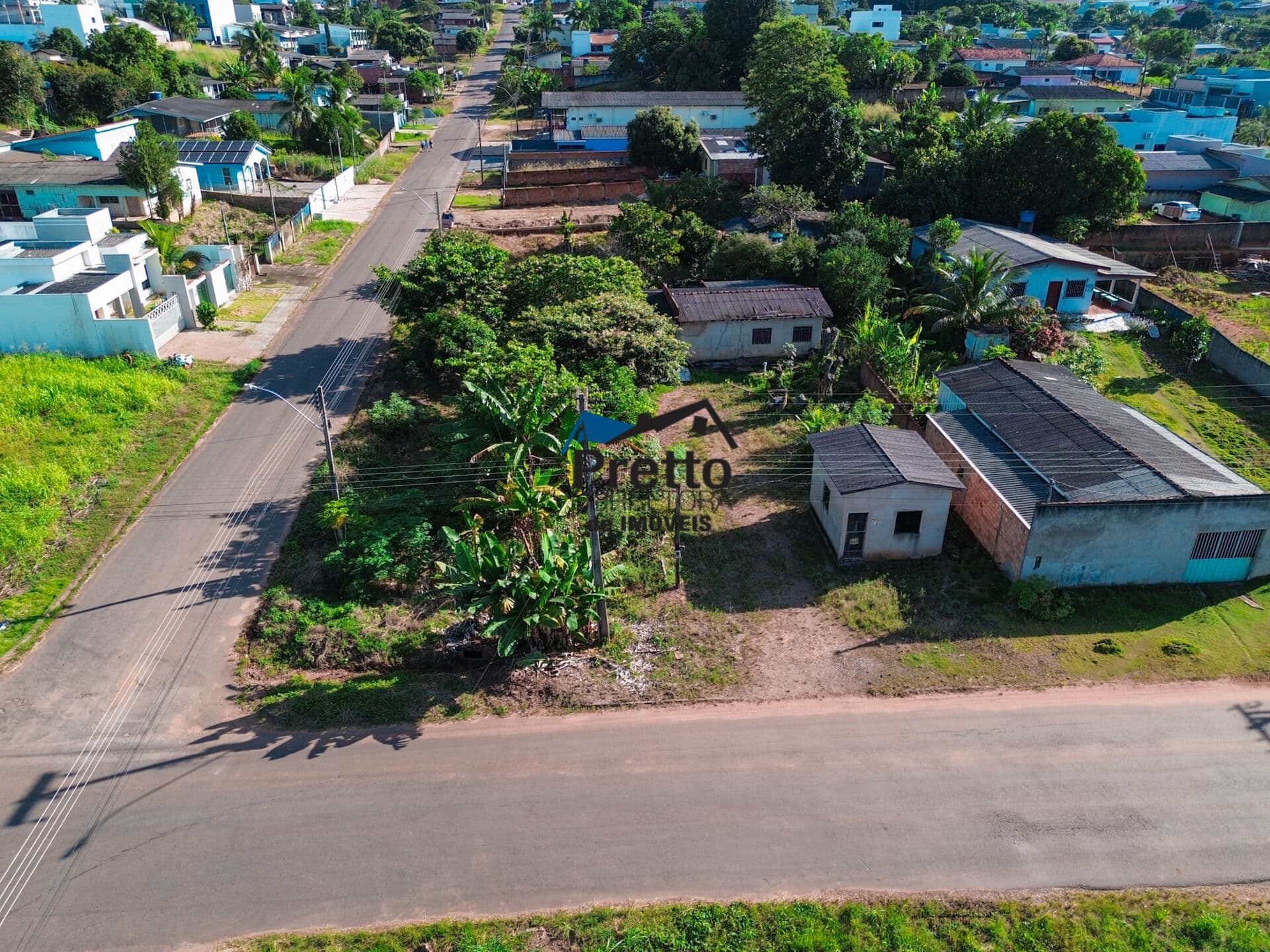 Vende-se Imóvel com Terreno inteiro e de Esquina no Centro de Colorado do Oeste/RO