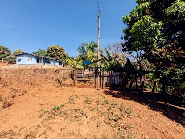 Vende-se Terreno Inteiro contendo uma construção de madeira Localizado no bairro Santa Luzia em Colorado do Oeste/RO
