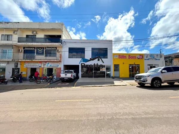 Vende-se Ponto Comercial com 02 Pisos, contendo Casa e Kitnet nos Fundos, com excelente localização no Centro de Colorado do Oeste-RO