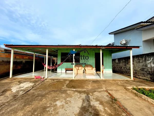 Vende-se Casa de Madeira contendo 02 Dormitórios Localizada no Centro de Colorado do Oeste/RO