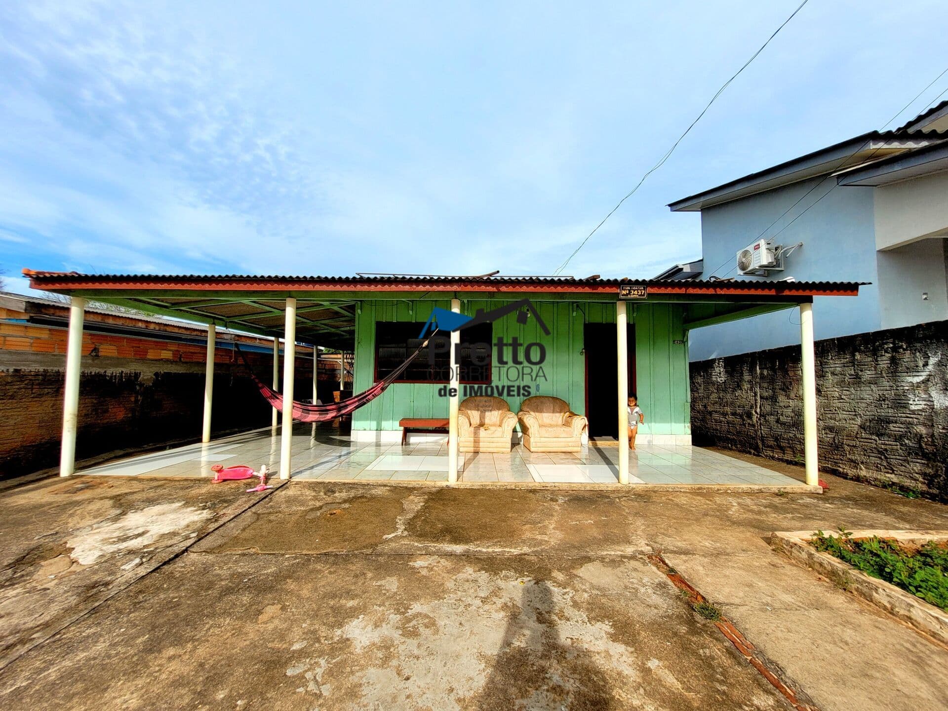 Vende-se Casa de Madeira contendo 02 Dormitórios Localizada no Centro de Colorado do Oeste/RO