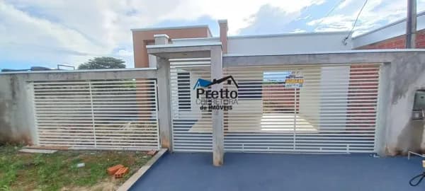 Vende-se Casa em Alvenaria contendo 02 Quartos e com terreno murado localizada próximo ao centro de Colorado do Oeste/RO