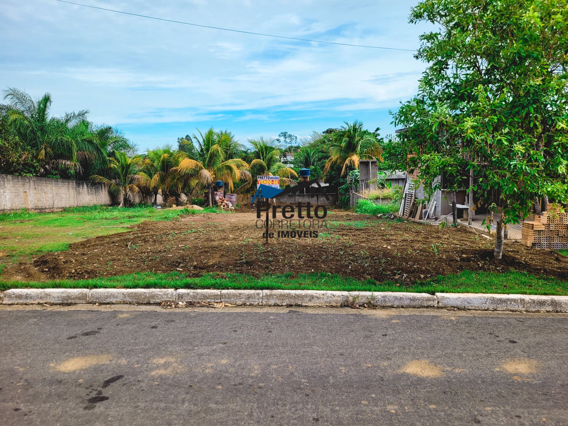 Vende-se Terreno Escriturado Localizado enfrente e Creche Pingo de Gente no Centro de Colorado do Oeste/RO