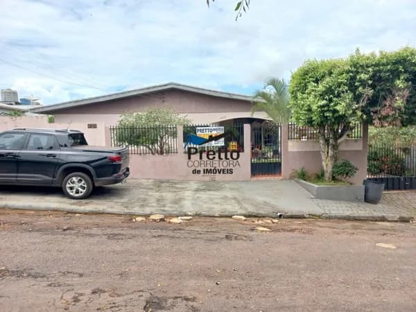 Vende-se Casa com 04 Dormitórios e com terreno Inteiro no Centro de Colorado