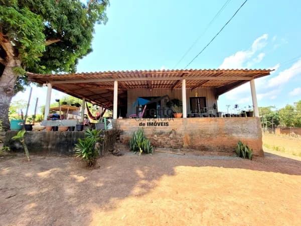 Vende-se Casa de madeira com terreno de Esquina Localizado no bairro Mato Grosso em Colorado do Oeste/RO