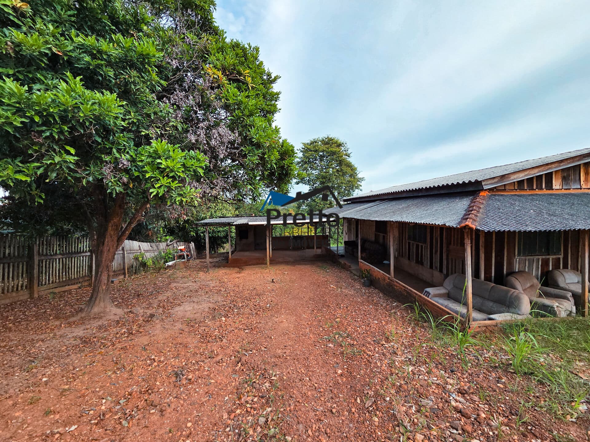 Vende-se Casa de madeira com terreno inteiro contendo 03 Dormitórios localizada no bairro Cruzeiro em Colorado