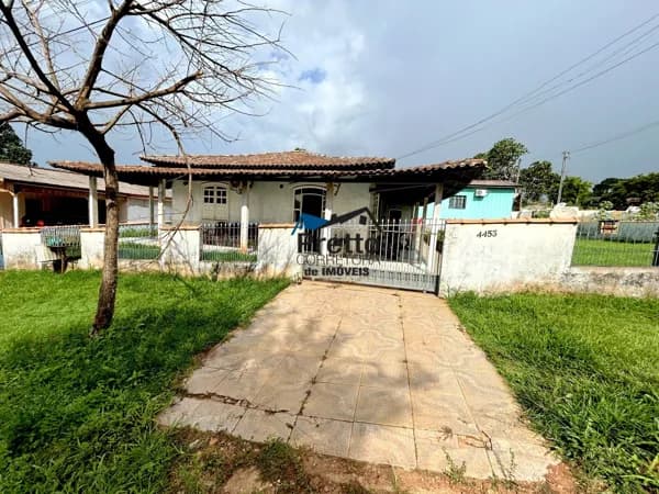 Casa em Alvenaria a venda, Contendo 03 Dormitórios, todo murado, com Excelente Localização no bairro São José em Colorado do Oeste/RO;