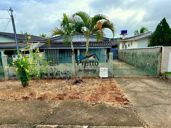 Vende-se Casa de madeira com 02 Dormitórios e com terreno parcialmente murado, Localizada no Centro em Colorado