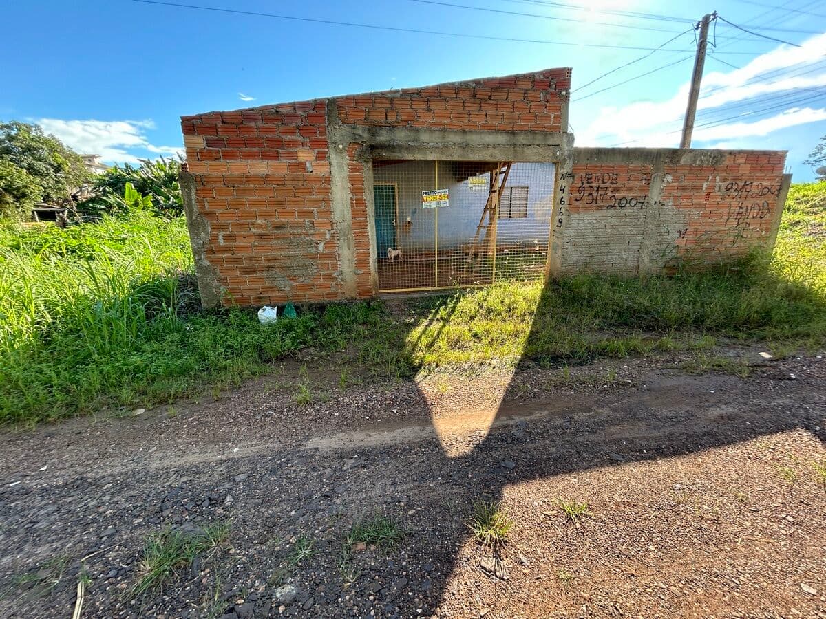 Vende-se Casa em Alvenaria contendo 02 Quartos Localizada no Bairro São José em Colorado do Oeste-RO