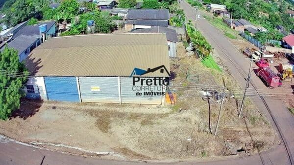 Vende-se Barracão medindo 300 m² com estrutura metálica, portas de aço elétricas e de Esquina em Colorado do Oeste/RO