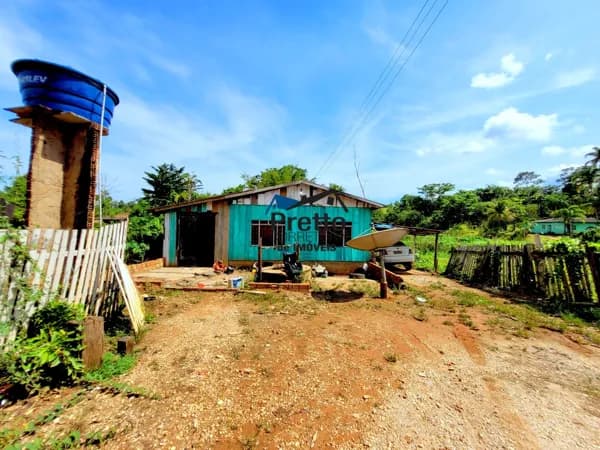 Vende-se Casa de Madeira contendo 02 Dormitórios com Excelente Localização em Colorado do Oeste/RO