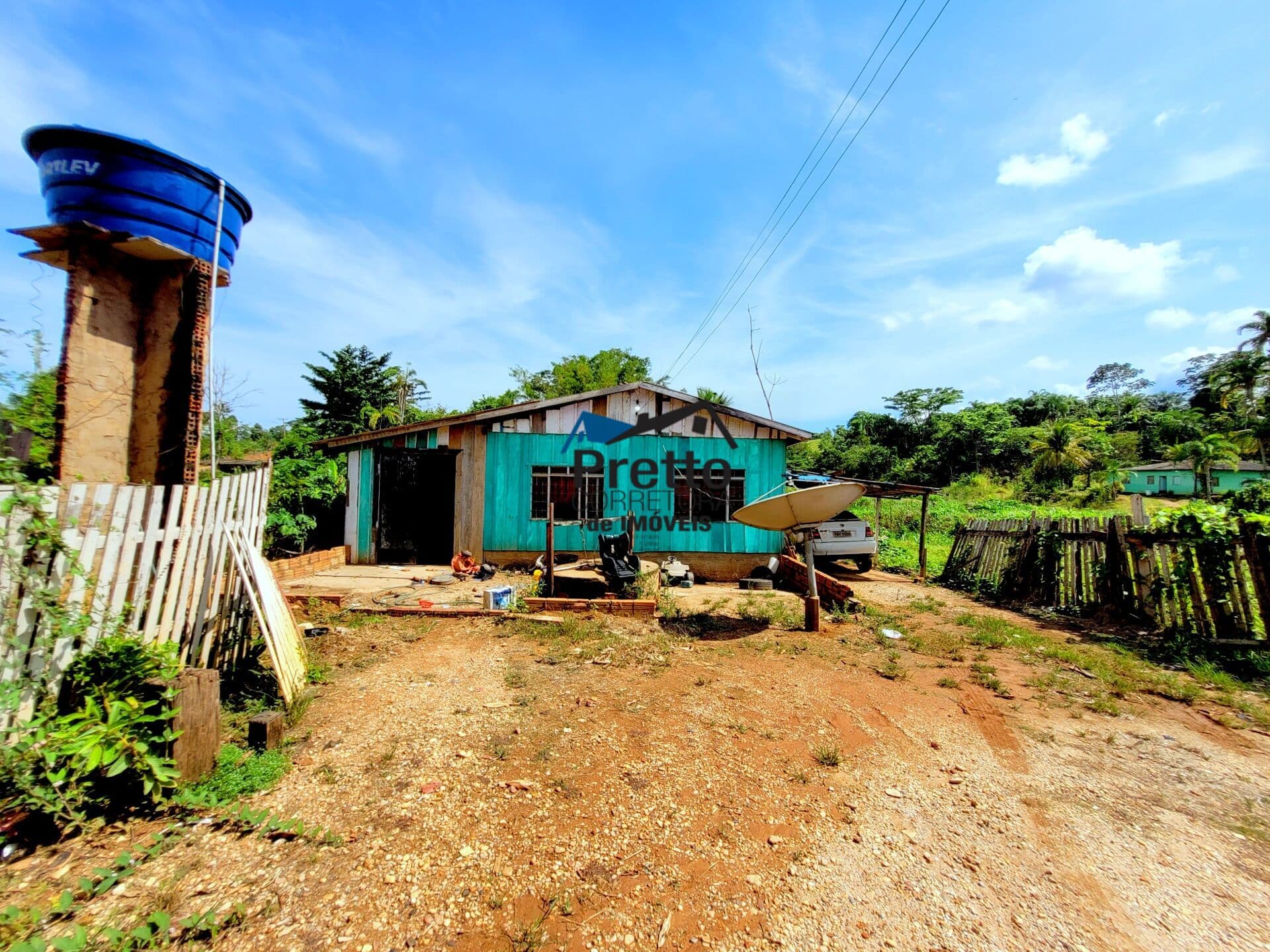 Vende-se Casa de Madeira contendo 02 Dormitórios com Excelente Localização em Colorado do Oeste/RO