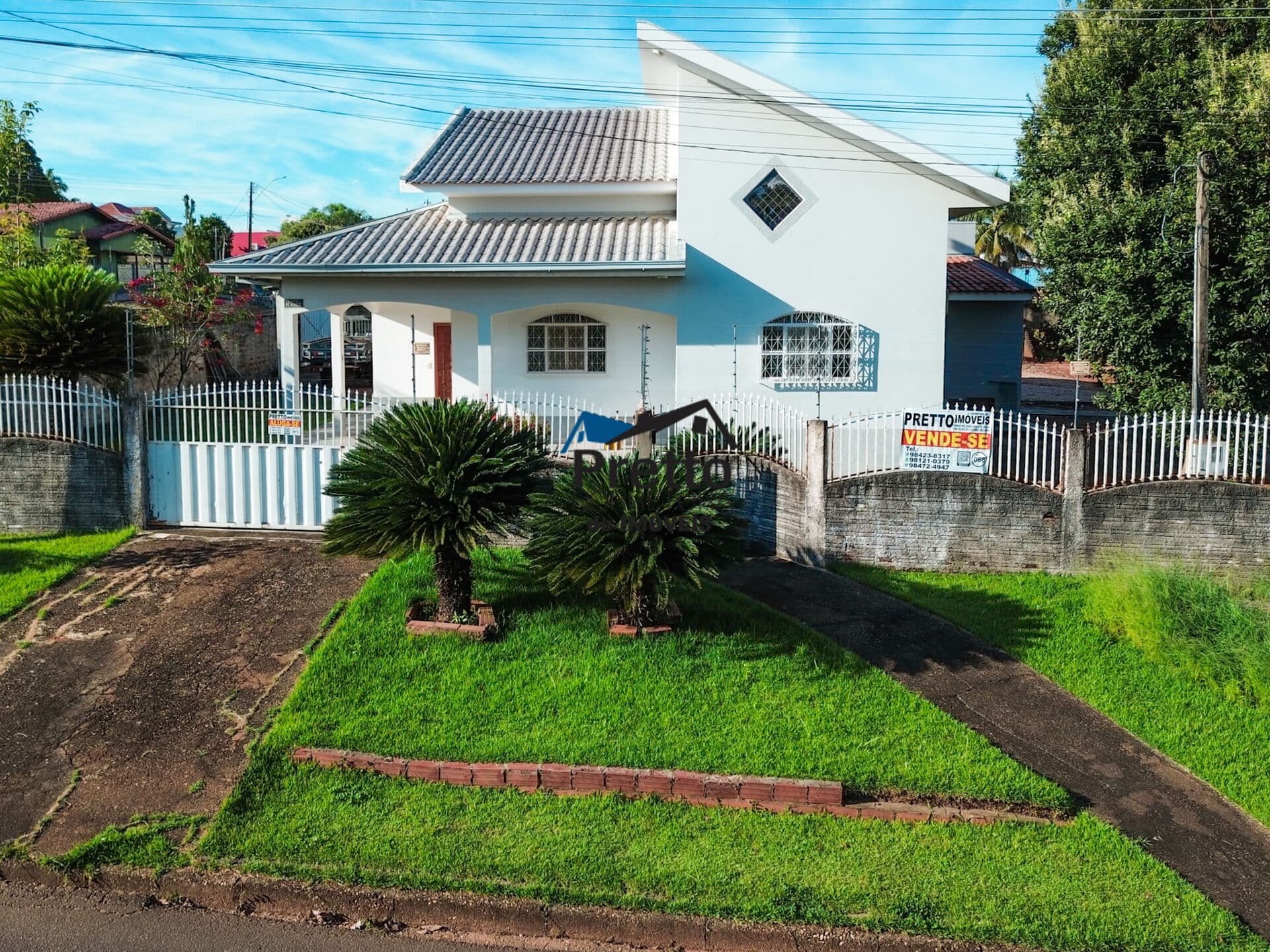 Vende-se Casa em Alvenaria de Alto Padrão, Imóvel de esquina com Excelente Localização no centro de Colorado do Oeste/RO