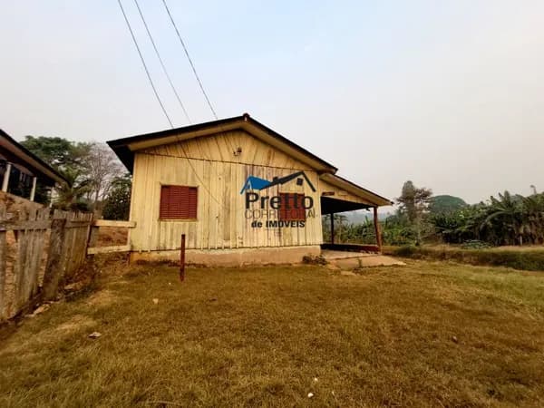 Vende-se Casa de Madeira Contendo 02 Dormitórios e com terreno inteiro e todo plano, Localizada no Bairro Mato Grosso em Colorado do Oeste/RO.