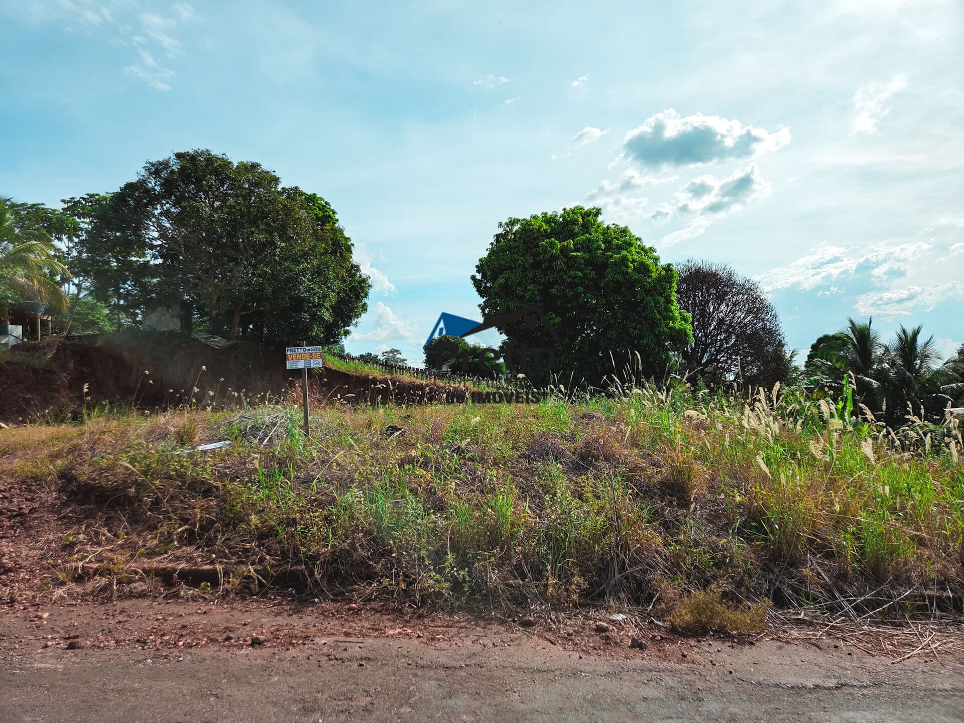 Vende-se terreno inteiro localizado no Asfalto no bairro Cruzeiro em Colorado do Oeste/RO