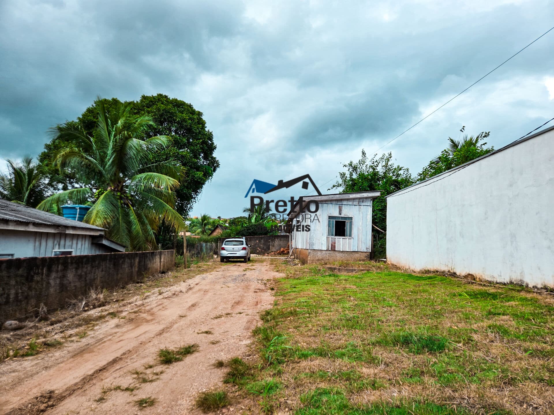 Vende-se Casa de Madeira com terreno 100% plano e no asfalto, com excelente localização no bairro Cruzeiro em Colorado
