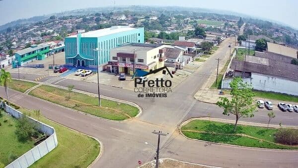 Vende-se Imóvel de Esquina contendo 02 pontos comerciais e 03 Apartamentos, Localizado no Centro de Colorado do Oeste/RO