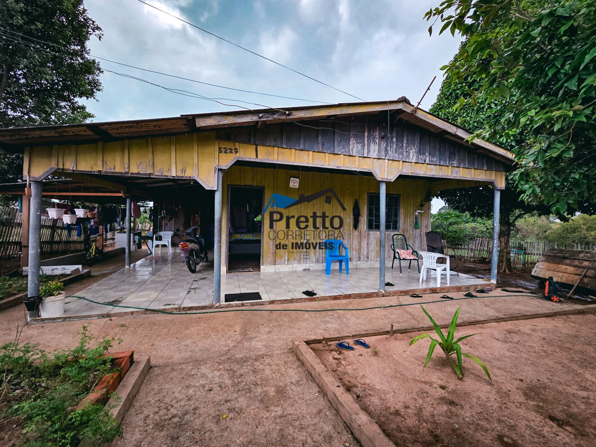 Vende-se Casa de madeira com terreno inteiro e de Esquina Localizada no bairro São José em Colorado do Oeste/RO