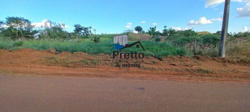 Vende-se terreno todo plano, Escriturado e Desmembrado medindo 400 m², no bairro Santa Luzia em Colorado do Oeste/RO