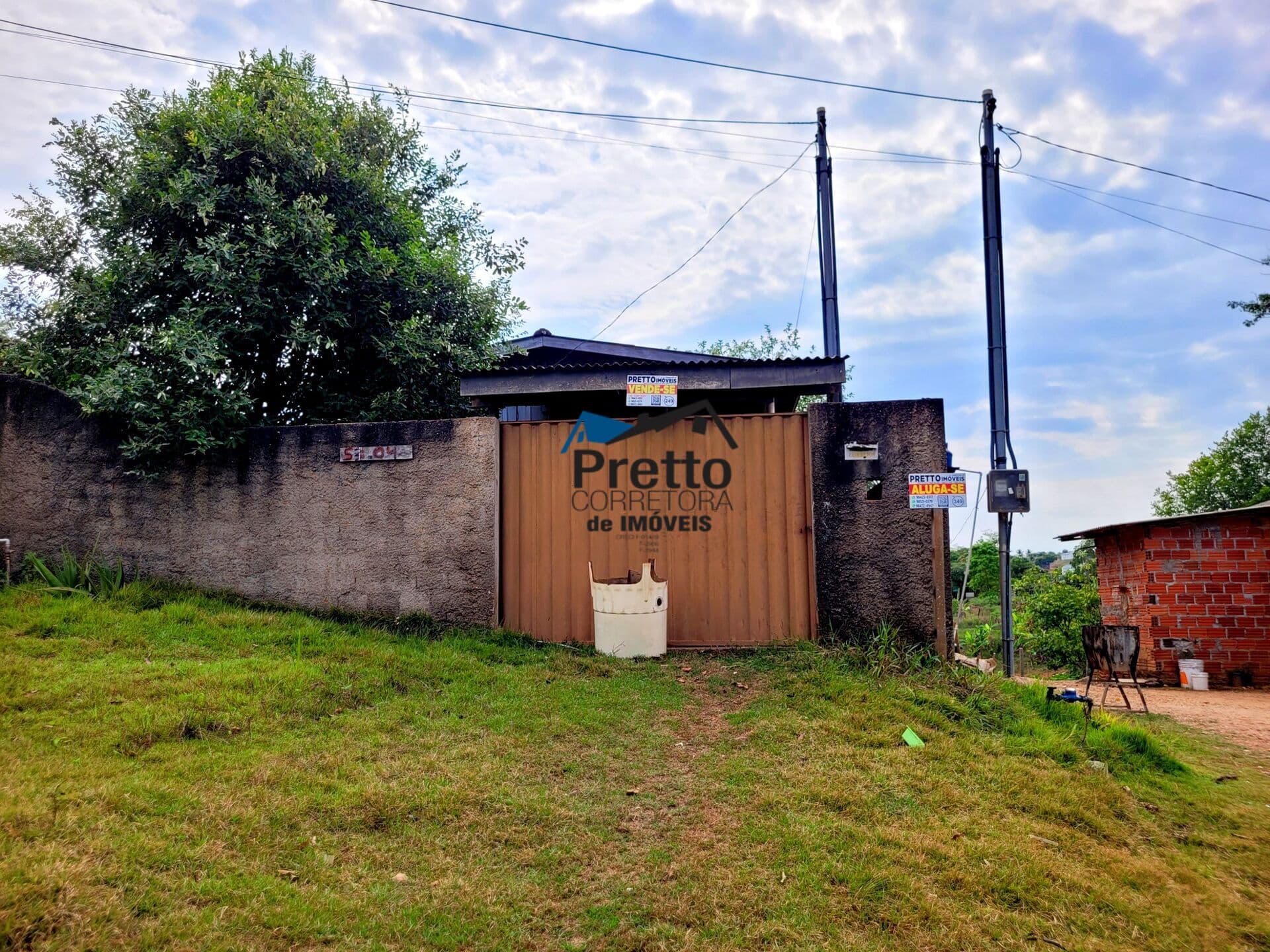 Vende-se Casa com 03 Dormitórios com preço acessível localizada no bairro Mato Grosso em Colorado do Oeste/RO