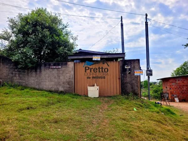 Vende-se Casa com 03 Dormitórios com preço acessível localizada no bairro Mato Grosso em Colorado do Oeste/RO