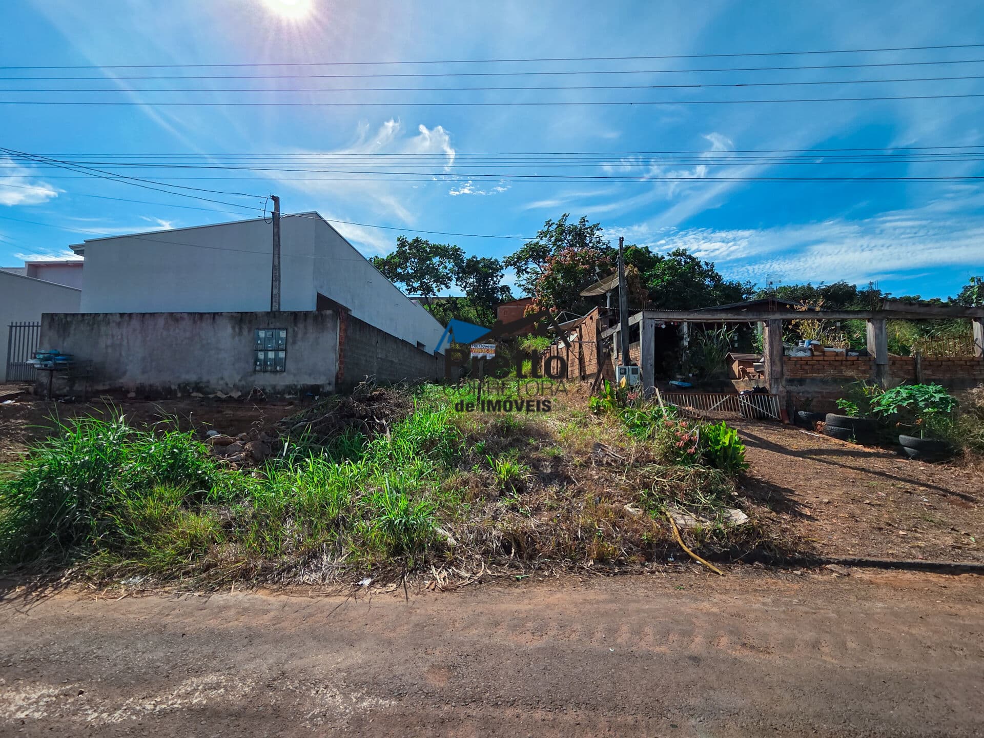 vende-se terreno no Asfalto contendo uma Construção em alvenaria Localizado no bairro Cruzeiro em Colorado do Oeste/RO