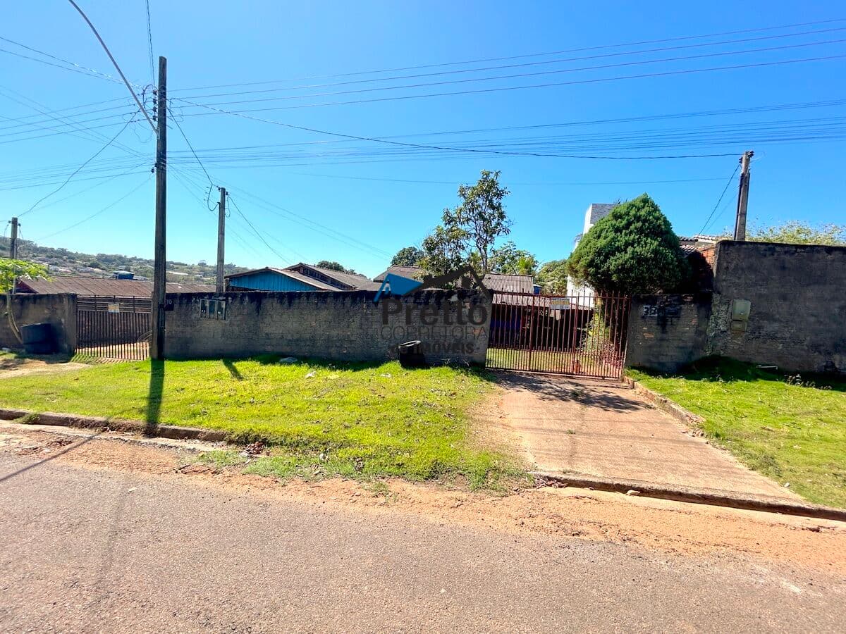 Vende-se Casa de Madeira contendo 02 Dormitórios, com terreno plano e no Asfalto no bairro Cruzeiro em Colorado do Oeste