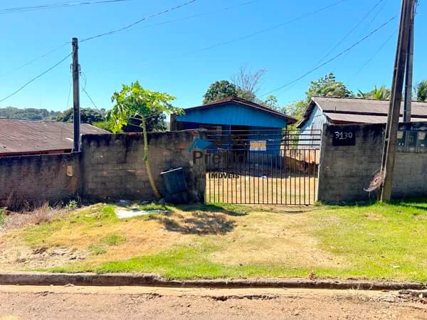 Vende-se Casa de Madeira contendo 02 Dormitórios e com terreno no Asfalto no bairro Cruzeiro em Colorado do Oeste/RO