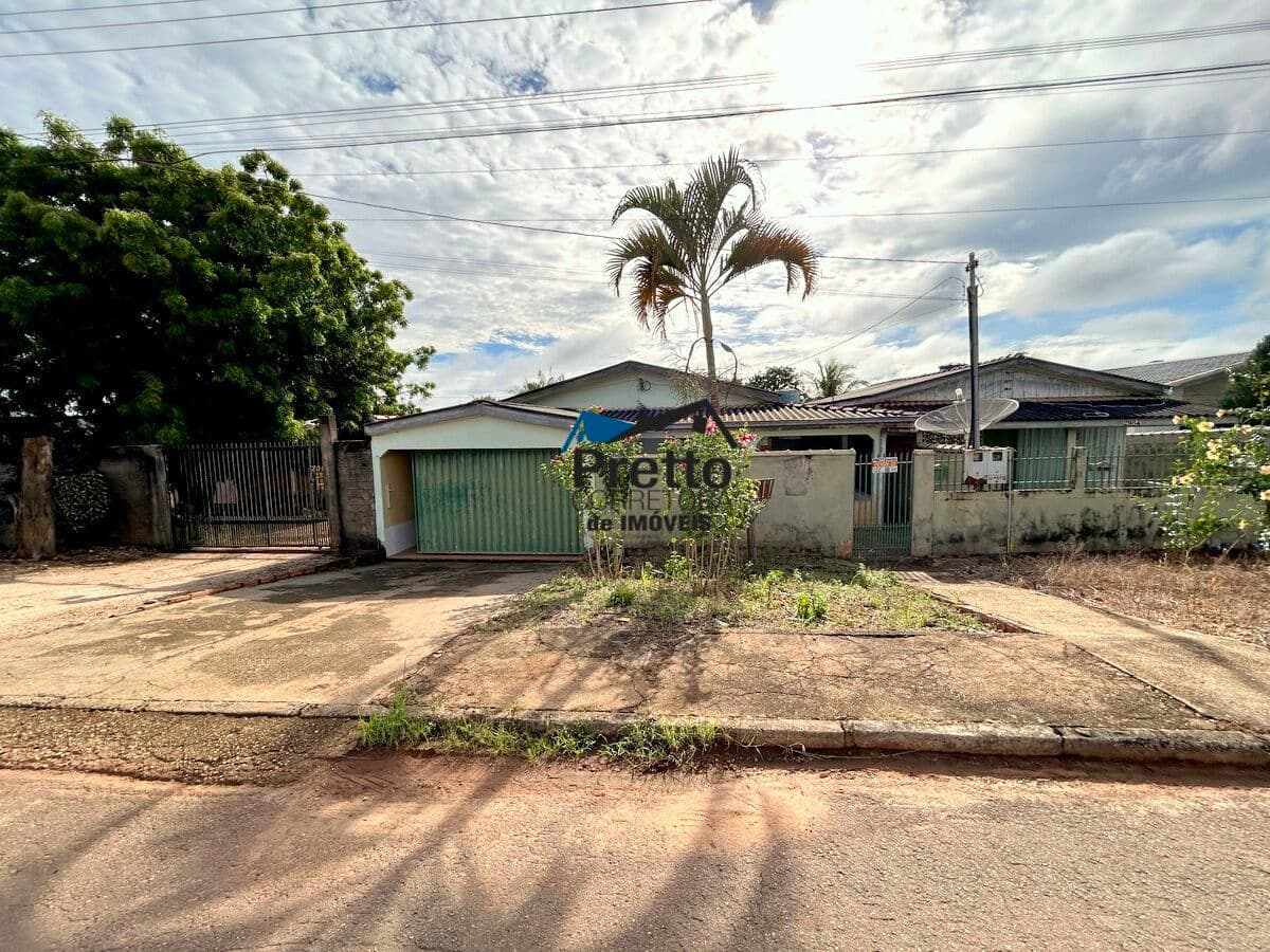 Vende-se Casa em Alvenaria contendo 03 Dormitórios localizada no Centro de Colorado do Oeste/RO