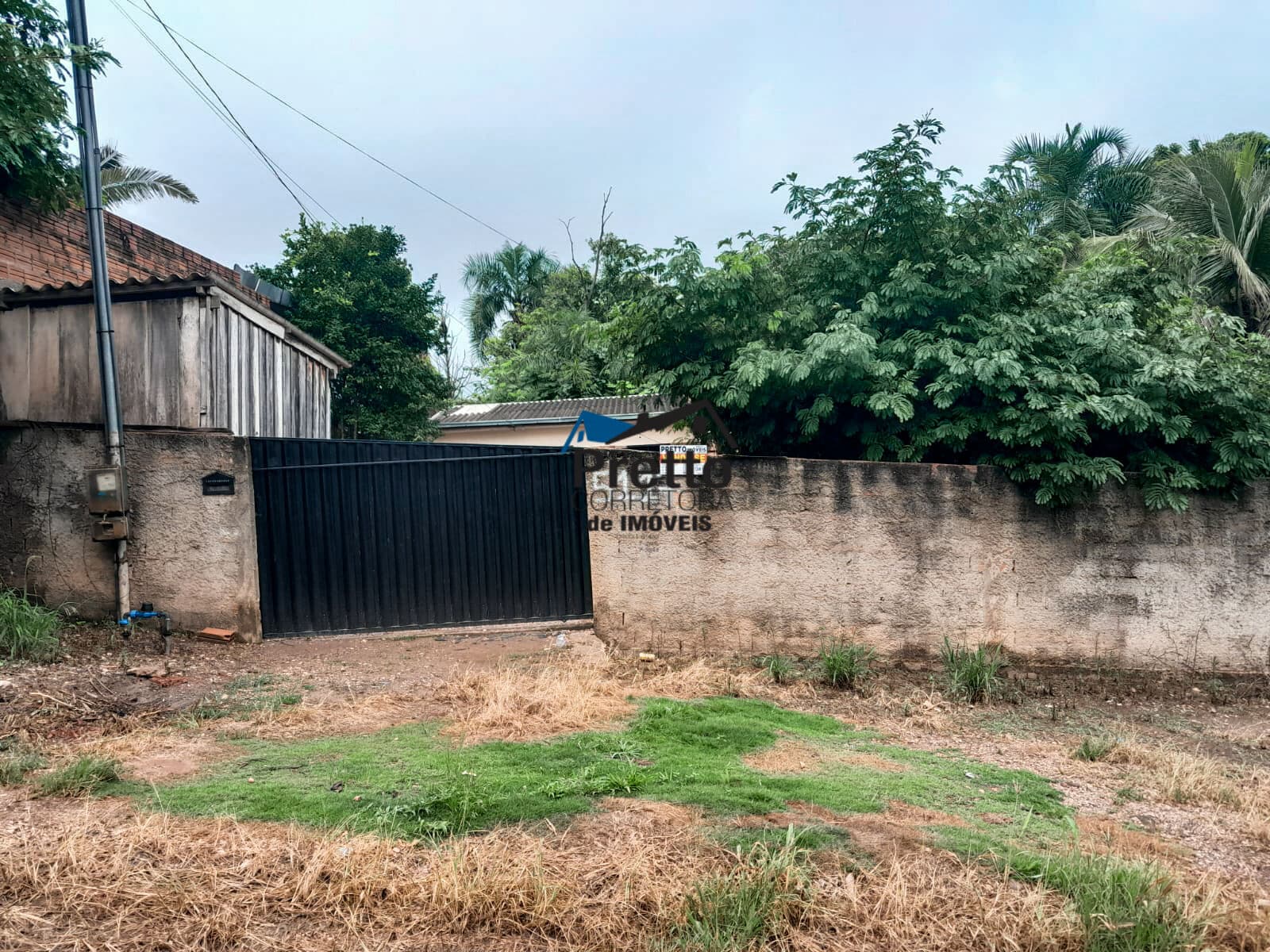Vende-se casa mista contendo 02 dormitórios Localizada no Bairro Mato Grosso em Colorado do Oeste/RO