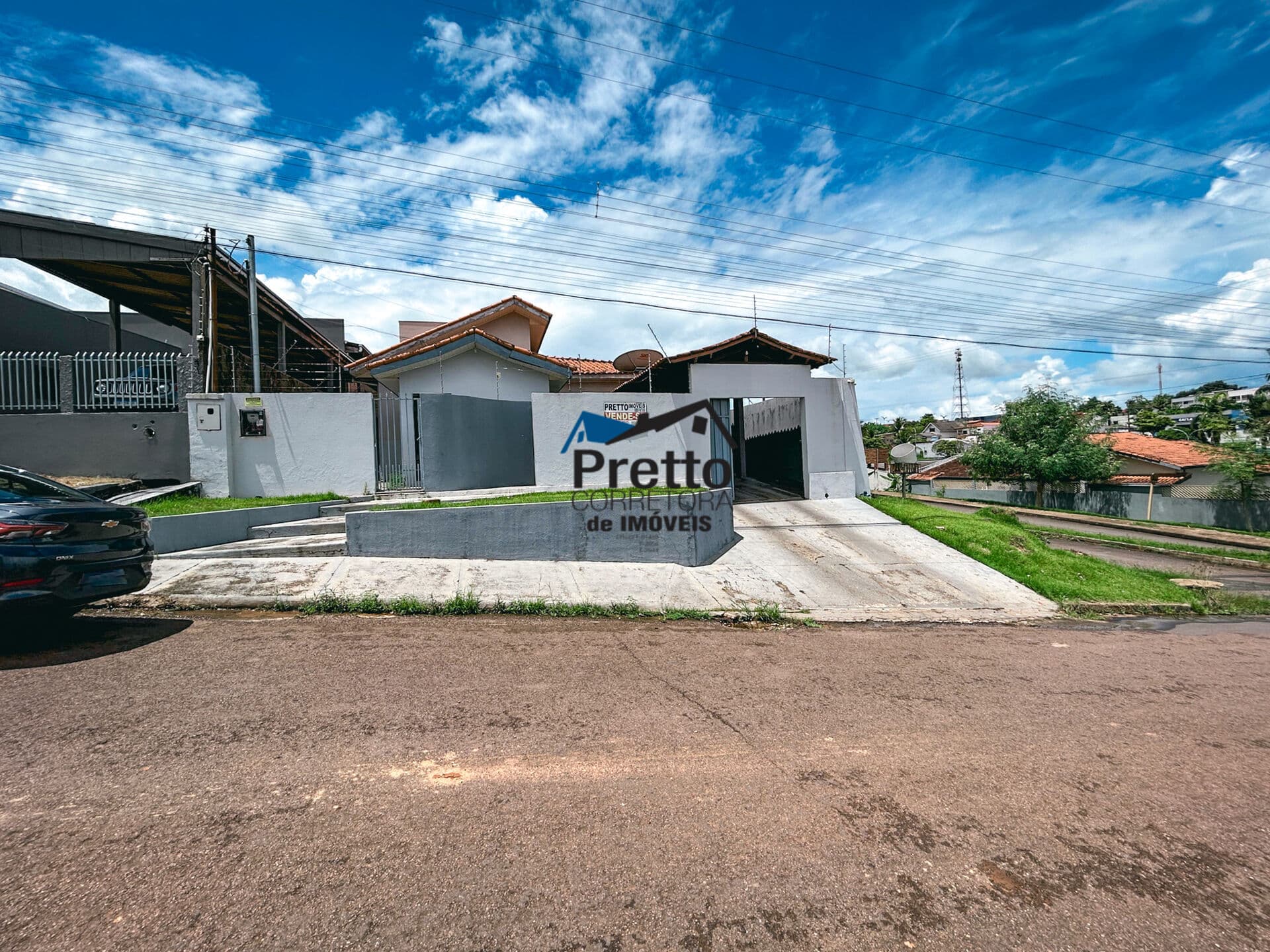 Vende-se Casa em Alvenaria de Esquina com piscina contendo 03 dormitórios Localizada no centro de Colorado do Oeste/RO