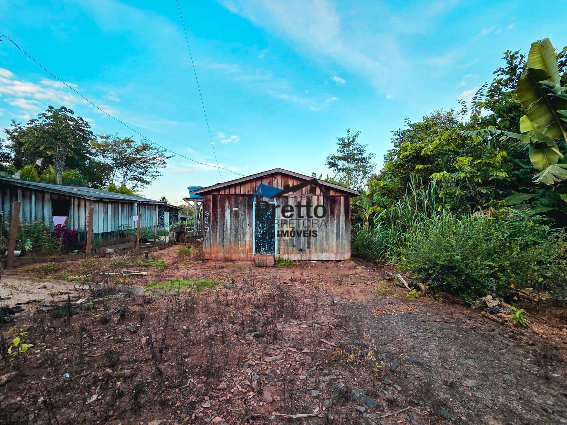 Vende-se Casa de madeira com preço Acessível localizada no bairro Minas Gerais em Colorado do Oeste/RO